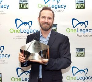 Aaron Mendelsohn accepts the Donate Life Hollywood Inspire Award on behalf of David Shore, creator of The Good Doctor.