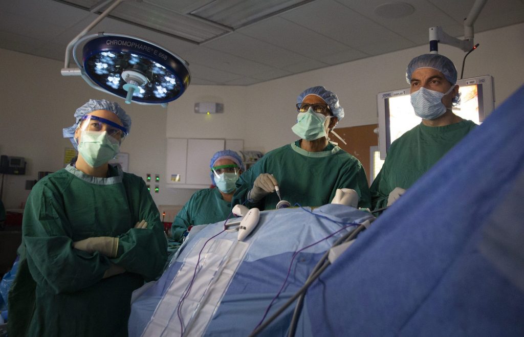 Dr. Kadiyala Ravindra, center, removes a kidney from Karl Neumann. Photo Courtesy: Shawn Rocco/Duke Health